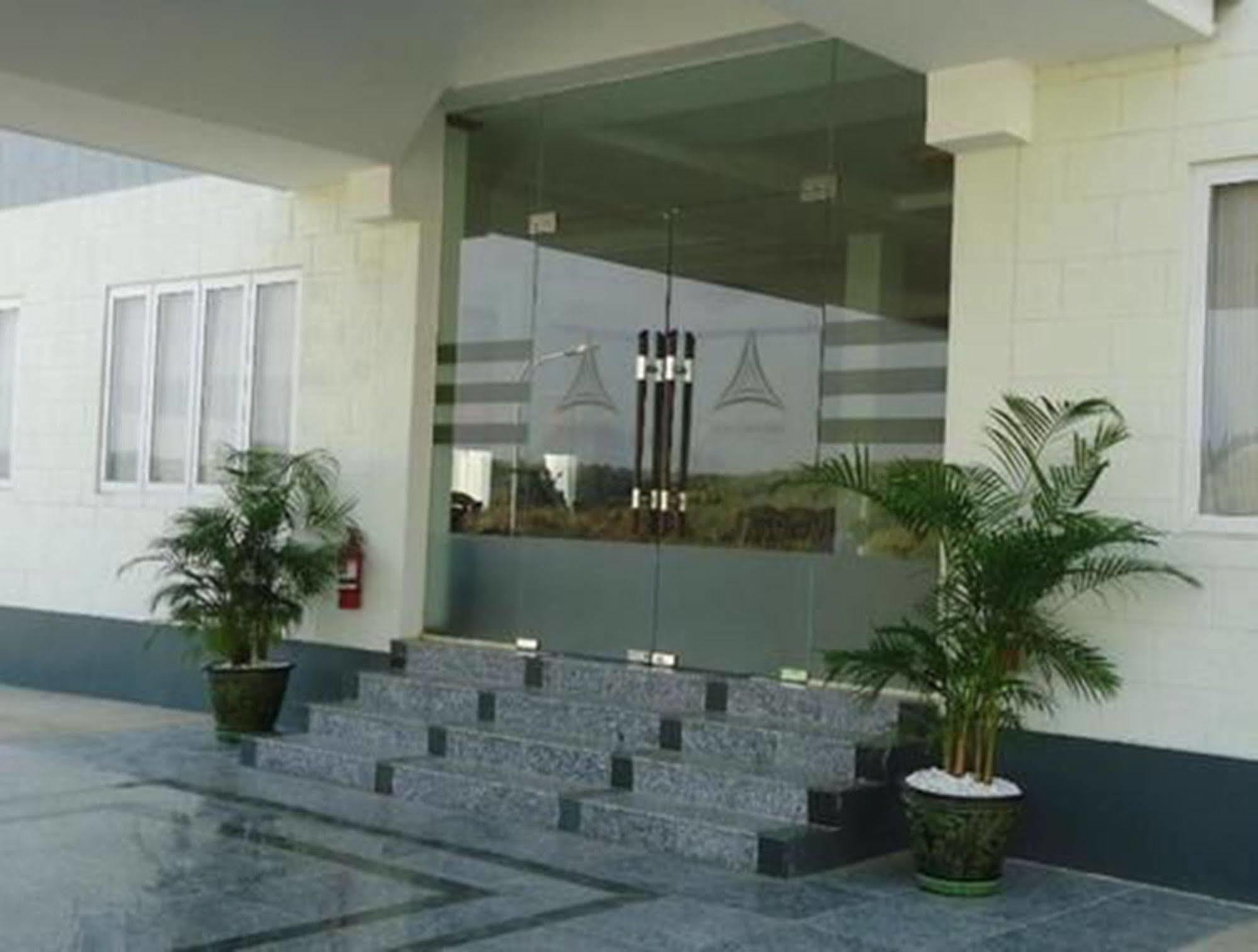 Myat Thinzar Hotel Oattara Thiri Kültér fotó
