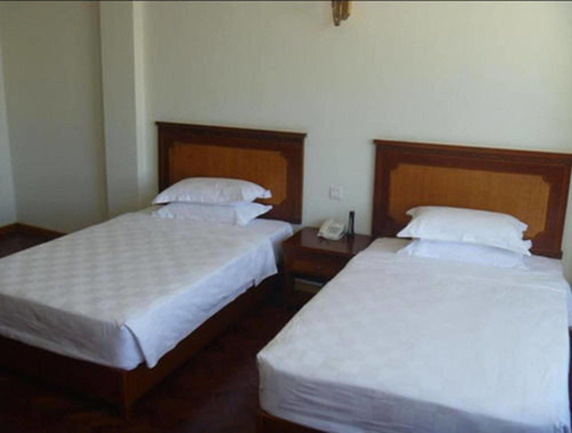 Myat Thinzar Hotel Oattara Thiri Kültér fotó