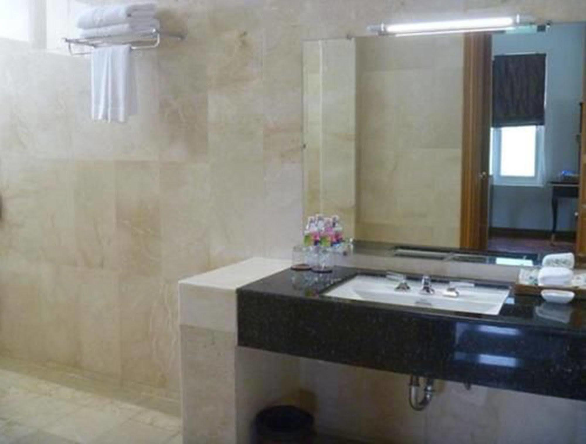 Myat Thinzar Hotel Oattara Thiri Kültér fotó