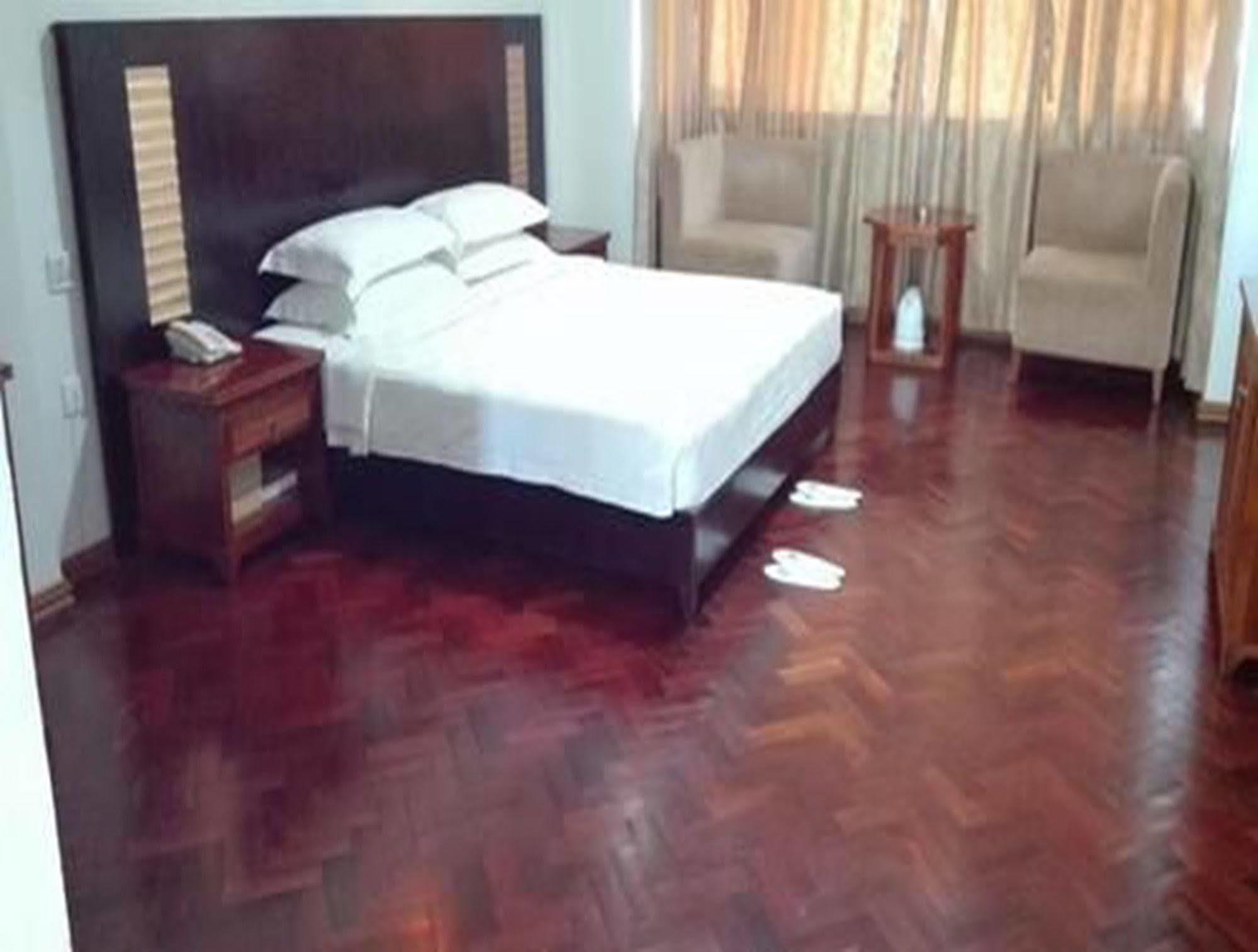 Myat Thinzar Hotel Oattara Thiri Kültér fotó